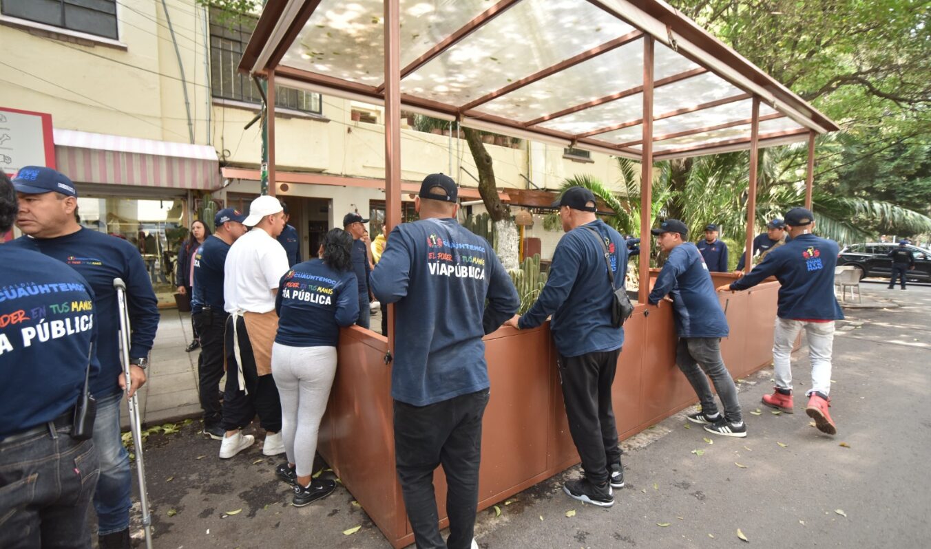 Gobierno de Cuauhtémoc retira estructuras instaladas sin autorización en la vía pública