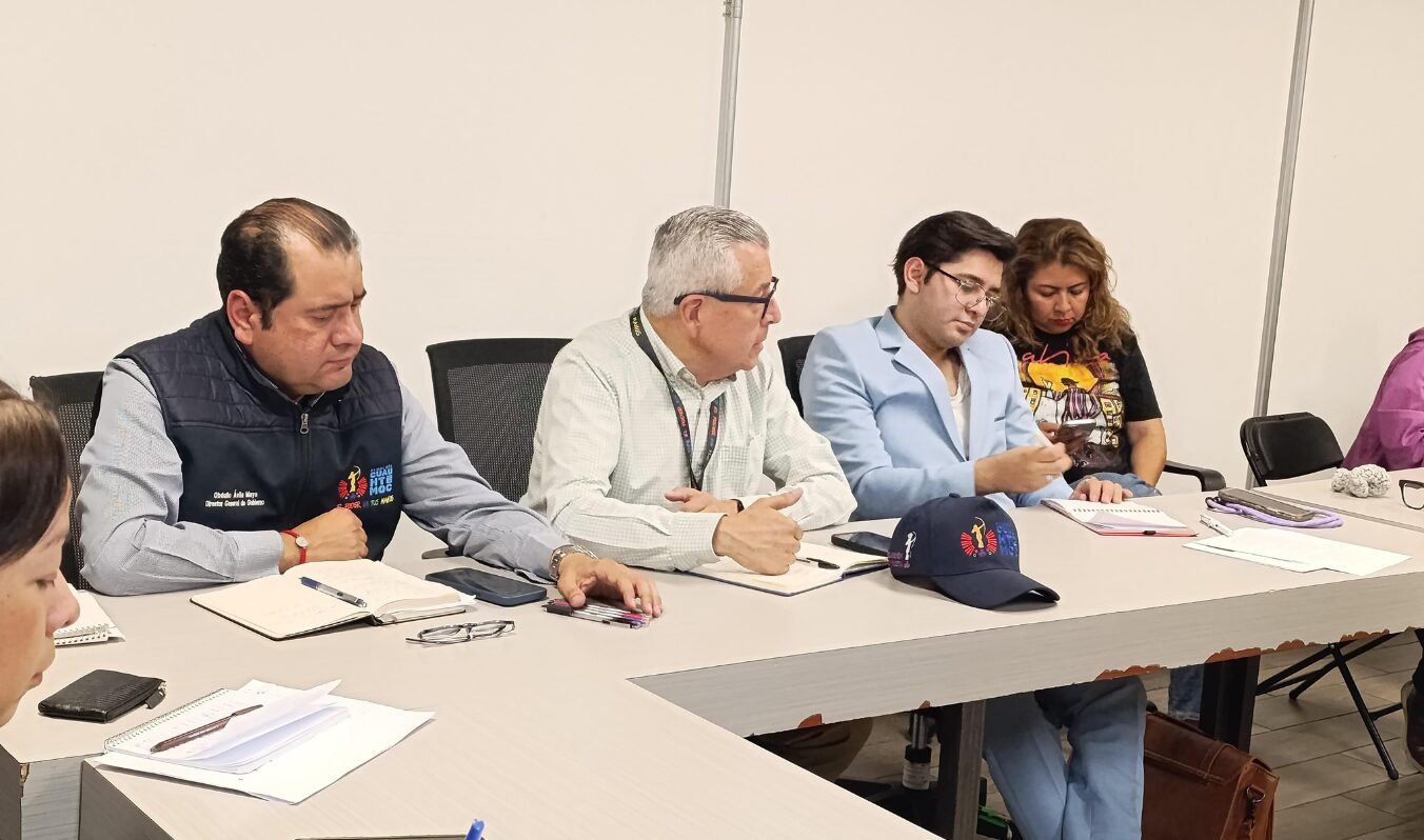 A través de nuestras Direcciones Generales de Gobierno, Servicios Urbanos, Obras, así como Seguridad Ciudadana y Protección Civil, nos sumamos a este esfuerzo coordinado para dar respuesta a las demandas que vecinas y vecinos han expresado durante años. Esta reunión, encabezada por la Subsecretaría de Gobierno, nos permitió consolidar el trabajo que hemos venido realizando y dar seguimiento a encuentros previos con la comunidad.

Las y los habitantes de Tlatelolco han reconocido los avances logrados gracias a la coordinación entre nuestra Alcaldía y el Gobierno de la Ciudad de México. Sin embargo, sabemos que aún hay mucho por hacer, por lo que seguimos sumando esfuerzos para que cada acción sea integral, efectiva y cuente con la participación de todas las áreas involucradas.

En las últimas semanas, hemos intensificado labores en las tres secciones de Tlatelolco. Hemos rehabilitado e instalado luminarias, realizado recorridos para identificar cámaras de vigilancia bloqueadas por follaje y enfajillado vehículos abandonados en la vía pública. Además, hemos reforzado la presencia de la Policía Auxiliar en un 40 % y recuperado espacios públicos, como la cancha Allende, para que las familias vuelvan a apropiarse de su entorno.

Nuestra prioridad es seguir mejorando las condiciones de vida en Tlatelolco y en toda la Alcaldía Cuauhtémoc. Vamos a seguir trabajando de la mano con la ciudadanía y con el Gobierno de la Ciudad de México para que los cambios sean duraderos y realmente beneficien a quienes viven aquí. ¡Este esfuerzo es de todas y todos!