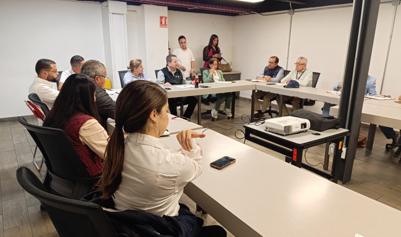 A través de nuestras Direcciones Generales de Gobierno, Servicios Urbanos, Obras, así como Seguridad Ciudadana y Protección Civil, nos sumamos a este esfuerzo coordinado para dar respuesta a las demandas que vecinas y vecinos han expresado durante años. Esta reunión, encabezada por la Subsecretaría de Gobierno, nos permitió consolidar el trabajo que hemos venido realizando y dar seguimiento a encuentros previos con la comunidad.

Las y los habitantes de Tlatelolco han reconocido los avances logrados gracias a la coordinación entre nuestra Alcaldía y el Gobierno de la Ciudad de México. Sin embargo, sabemos que aún hay mucho por hacer, por lo que seguimos sumando esfuerzos para que cada acción sea integral, efectiva y cuente con la participación de todas las áreas involucradas.

En las últimas semanas, hemos intensificado labores en las tres secciones de Tlatelolco. Hemos rehabilitado e instalado luminarias, realizado recorridos para identificar cámaras de vigilancia bloqueadas por follaje y enfajillado vehículos abandonados en la vía pública. Además, hemos reforzado la presencia de la Policía Auxiliar en un 40 % y recuperado espacios públicos, como la cancha Allende, para que las familias vuelvan a apropiarse de su entorno.

Nuestra prioridad es seguir mejorando las condiciones de vida en Tlatelolco y en toda la Alcaldía Cuauhtémoc. Vamos a seguir trabajando de la mano con la ciudadanía y con el Gobierno de la Ciudad de México para que los cambios sean duraderos y realmente beneficien a quienes viven aquí. ¡Este esfuerzo es de todas y todos!