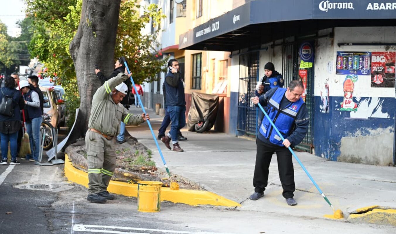 INTERVIENEN CALLES DE LA COLONIA ASTURIAS CON LIMPIA CUAUHTÉMOC