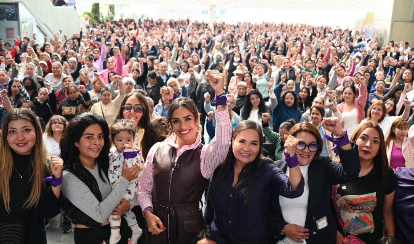 ALE ROJO DE LA VEGA ENTREGA APOYOS DE PROGRAMAS SOCIALES A MÁS DE MIL 100 MUJERES
