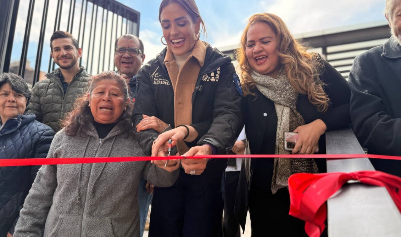 ALESSANDRA ROJO DE LA VEGA INAUGURA PUENTE EN EL MERCADO SAN JUAN “CURIOSIDADES Y ARTESANÍAS” PARA FORTALECER LA ECONOMÍA LOCAL