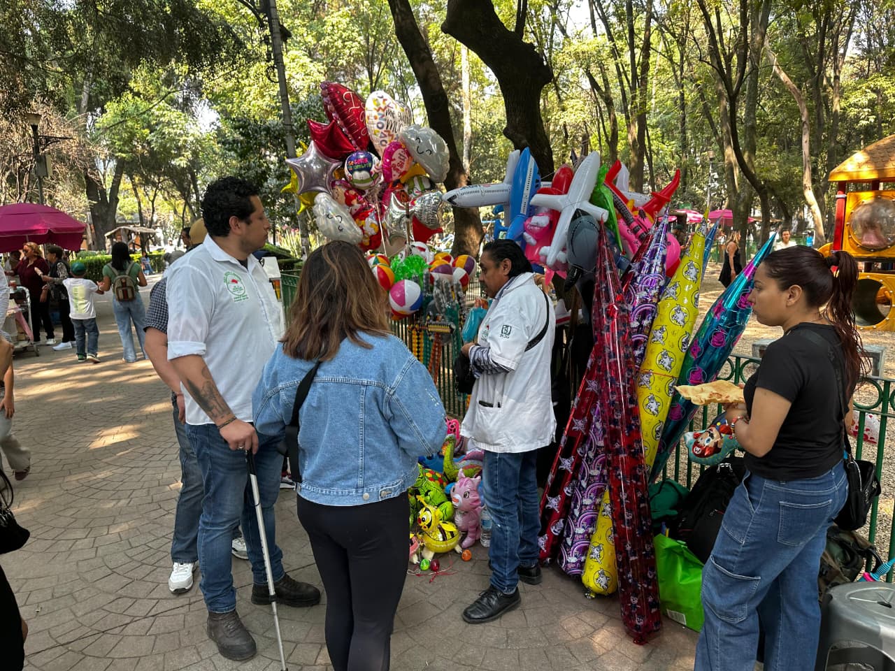 CONTINÚAN ACCIONES INSTRUIDAS POR ALE ROJO DE LA VEGA PARA ORDENAR ESPACIO PÚBLICO, AHORA EN PARQUE MÉXICO