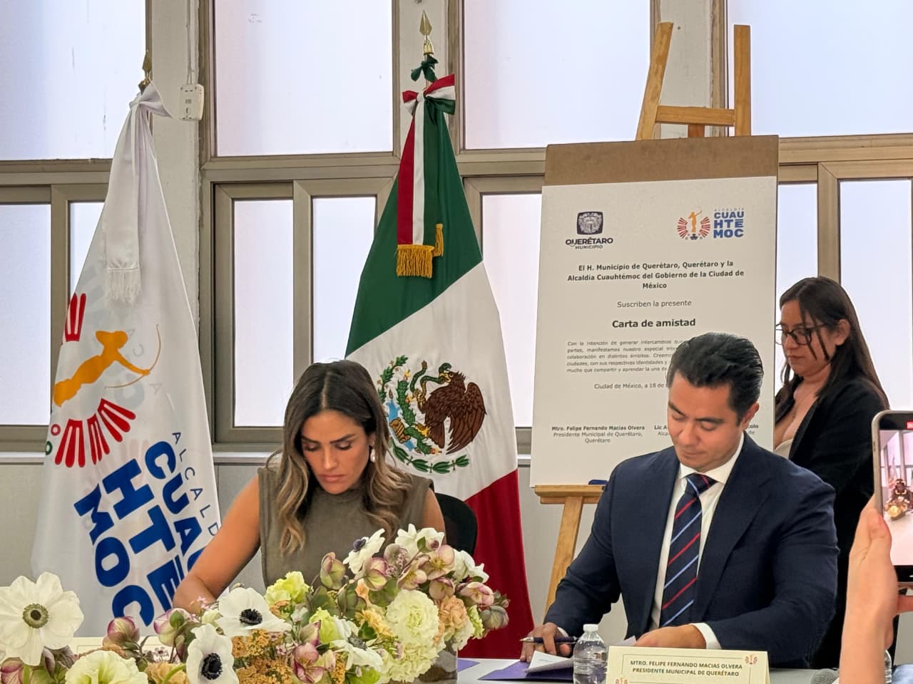 ALE ROJO DE LA VEGA Y FELIFER MACÍAS FIRMAN CARTA DE AMISTAD CUAUHTÉMOC–QUERÉTARO PARA COMPARTIR BUENAS PRÁCTICAS DE GOBIERNO