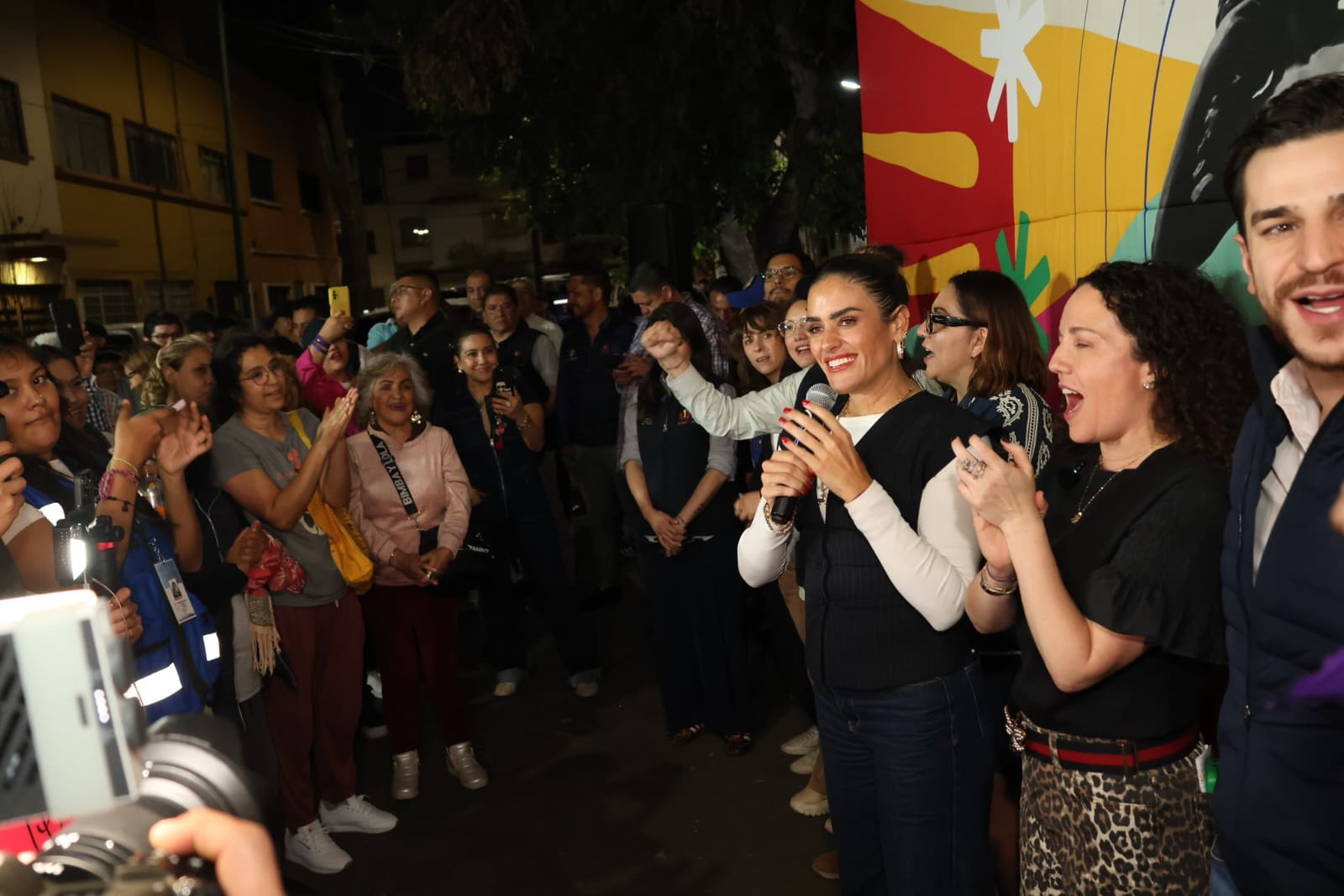 La alcaldesa Alessandra Rojo de la Vega encabezó el encendido de nuevas luminarias en la calle Sauce, en el tramo comprendido de Nogal a Cedro, como parte del programa Brilla Cuauhtémoc, que avanza colonia por colonia para fortalecer la seguridad y recuperar espacios públicos.