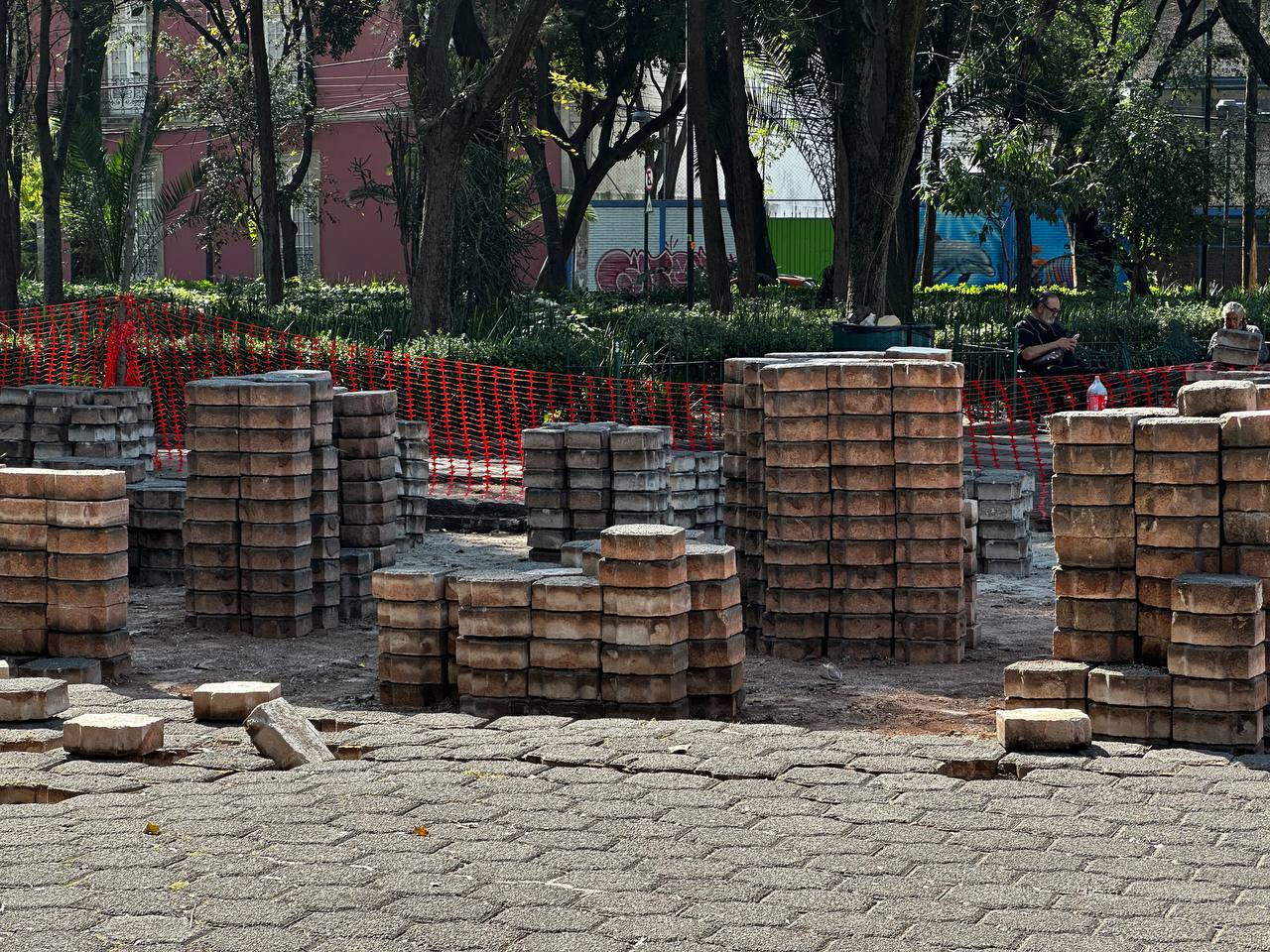 CALLES REPAVIMENTADAS, PARQUES INTERVENIDOS Y BANQUETAS MÁS SEGURAS: ALE ROJO DE LA VEGA IMPULSA OBRAS PRIORITARIAS EN LA CUAUHTÉMOC
