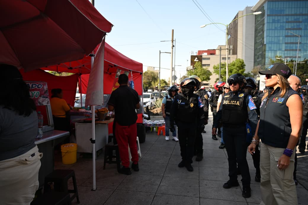 ALE ROJO DE LA VEGA ENCABEZA OPERATIVO PARA RETIRAR PUESTOS EN INMEDIACIONES DEL METRO BALDERAS