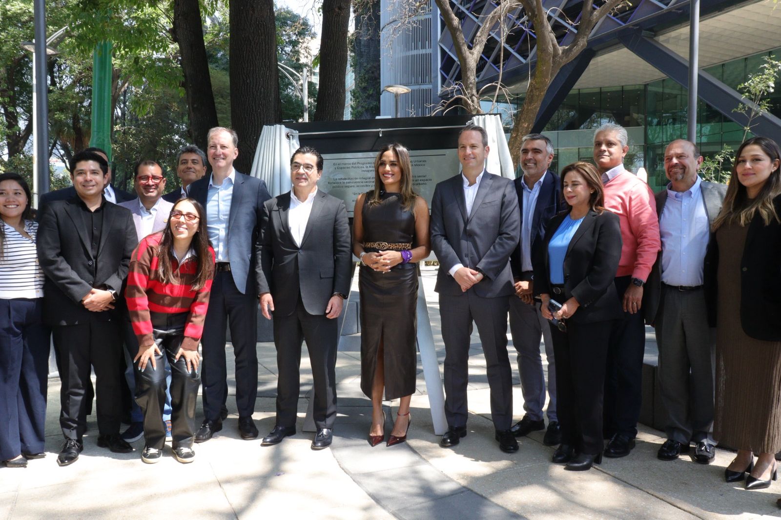 ALE ROJO DE LA VEGA Y BBVA MÉXICO ENTREGAN REHABILITACIÓN DE PLAZA LIEJA