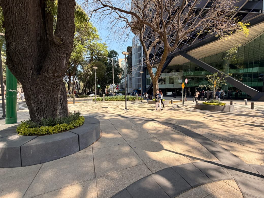 ALE ROJO DE LA VEGA Y BBVA MÉXICO ENTREGAN REHABILITACIÓN DE PLAZA LIEJA