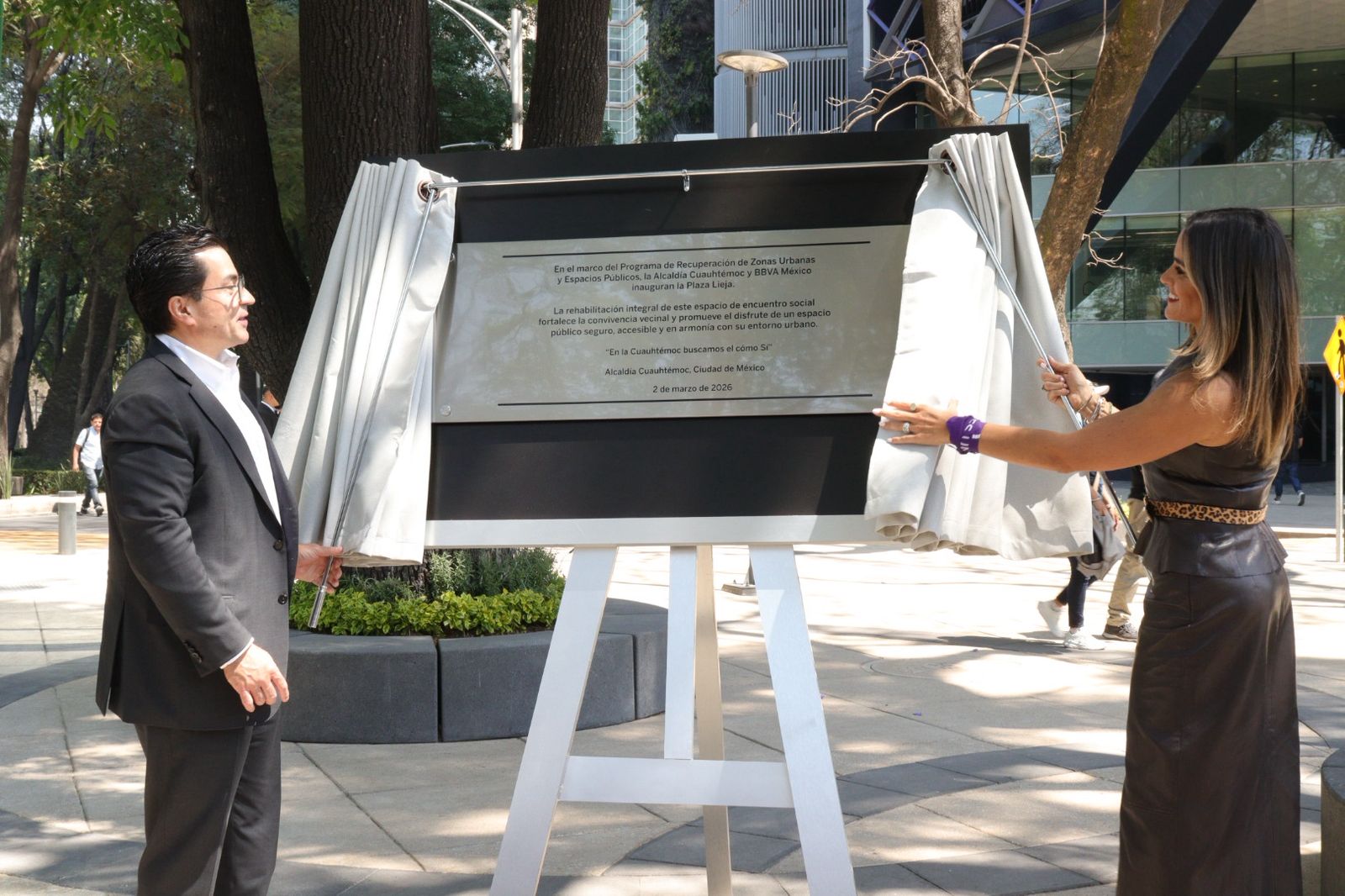 ALE ROJO DE LA VEGA Y BBVA MÉXICO ENTREGAN REHABILITACIÓN DE PLAZA LIEJA
