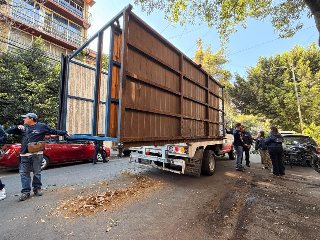 ALE ROJO DE LA VEGA ENCABEZA OPERATIVO Y RETIRA PÉRGOLAS QUE OBSTRUÍAN EL PASO PEATONAL EN ROMA NORTE