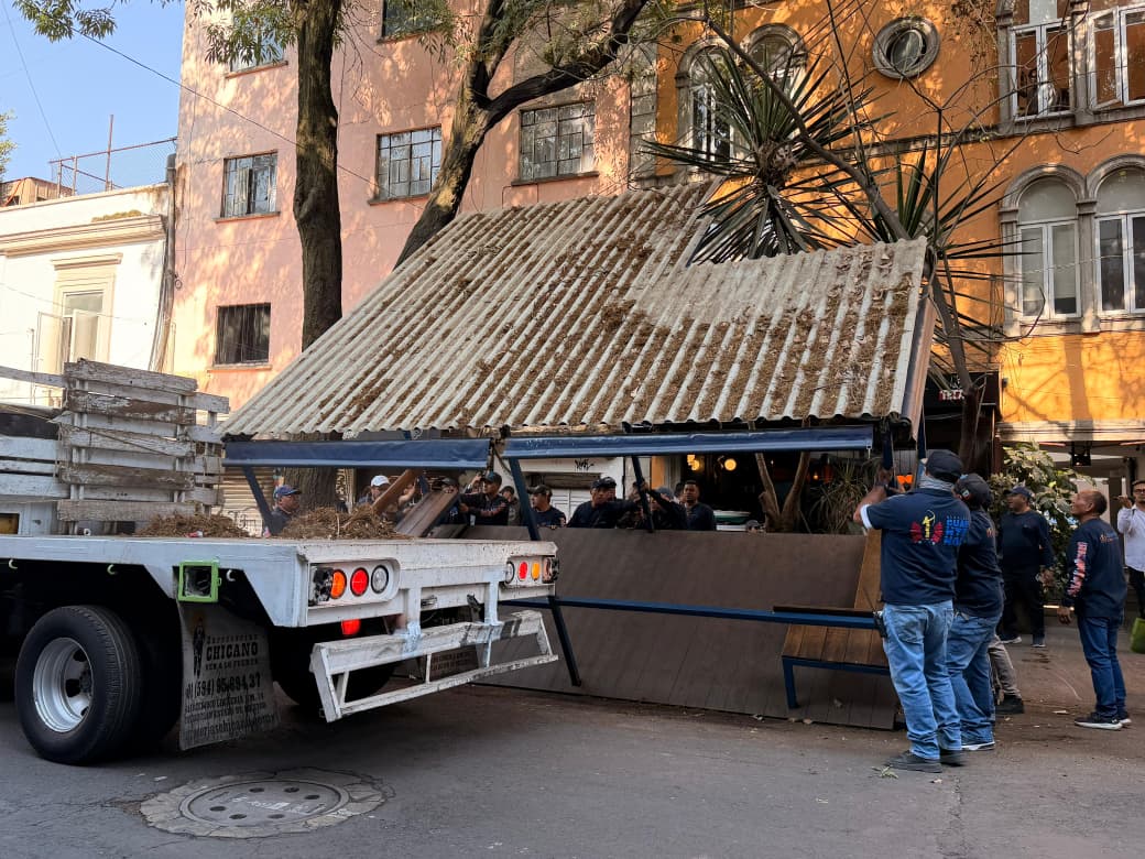 ALE ROJO DE LA VEGA ENCABEZA OPERATIVO Y RETIRA PÉRGOLAS QUE OBSTRUÍAN EL PASO PEATONAL EN ROMA NORTE