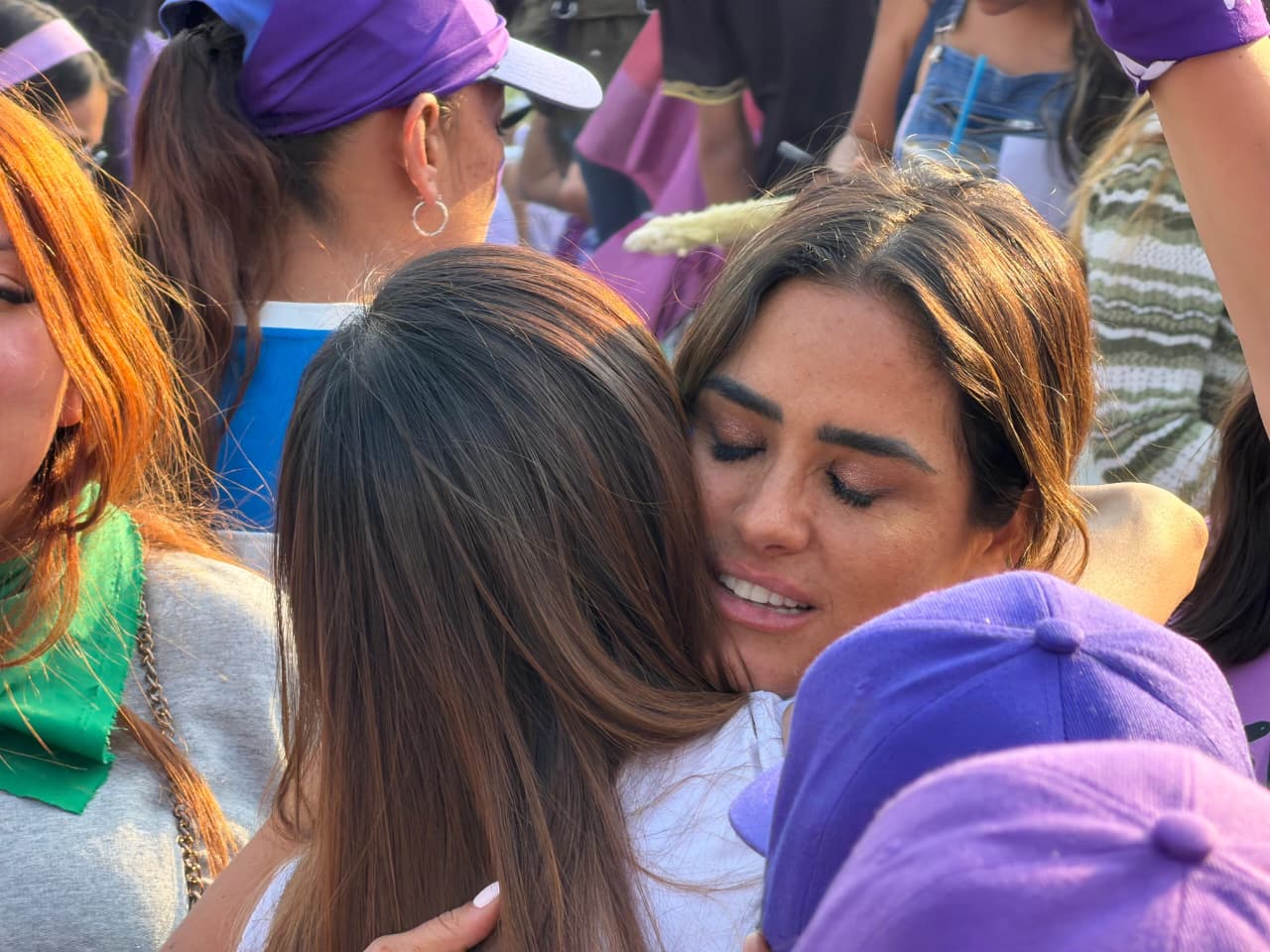 Miles de mujeres partieron desde la Diana Cazadora rumbo al Zócalo capitalino. Brindamos hidratación, sanitarios móviles y acompañamiento de Protección Civil durante la jornada. Esta marcha no es de un partido, no es de un gobierno. Esta marcha es de todas las mujeres, afirmé.