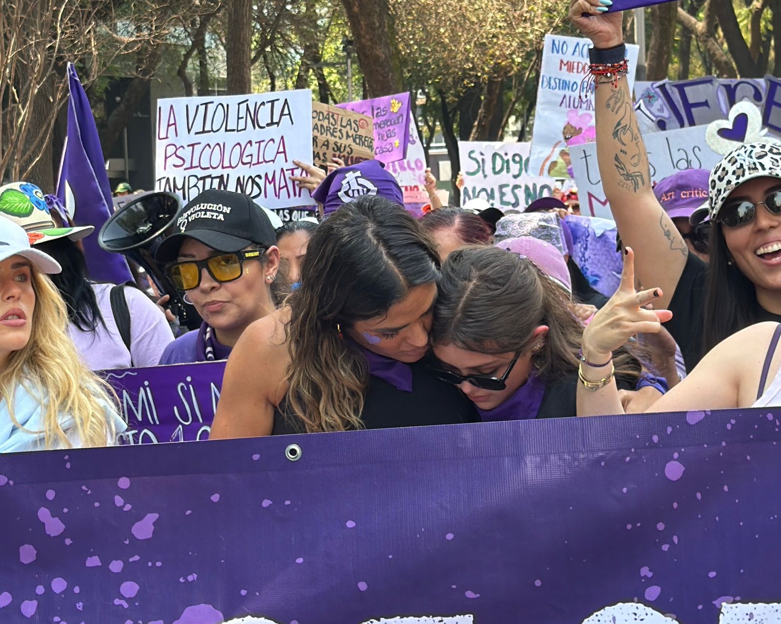 Miles de mujeres partieron desde la Diana Cazadora rumbo al Zócalo capitalino. Brindamos hidratación, sanitarios móviles y acompañamiento de Protección Civil durante la jornada. Esta marcha no es de un partido, no es de un gobierno. Esta marcha es de todas las mujeres, afirmé.