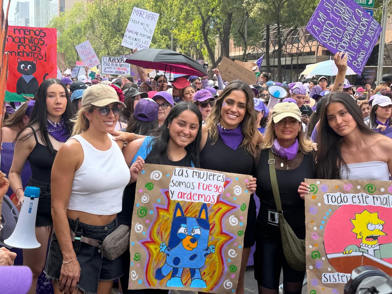 Miles de mujeres partieron desde la Diana Cazadora rumbo al Zócalo capitalino. Brindamos hidratación, sanitarios móviles y acompañamiento de Protección Civil durante la jornada. Esta marcha no es de un partido, no es de un gobierno. Esta marcha es de todas las mujeres, afirmé.