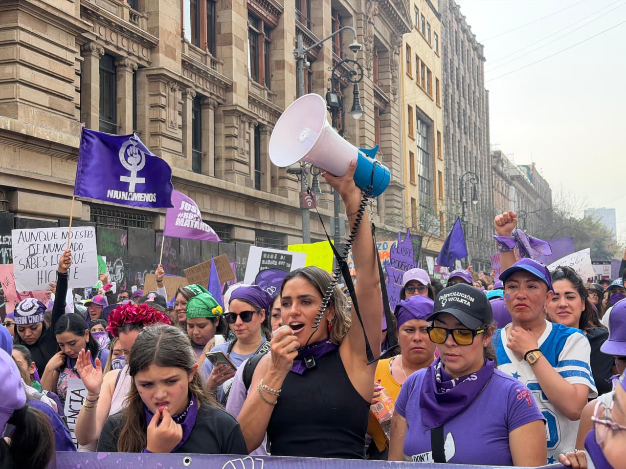 Miles de mujeres partieron desde la Diana Cazadora rumbo al Zócalo capitalino. Brindamos hidratación, sanitarios móviles y acompañamiento de Protección Civil durante la jornada. Esta marcha no es de un partido, no es de un gobierno. Esta marcha es de todas las mujeres, afirmé.
