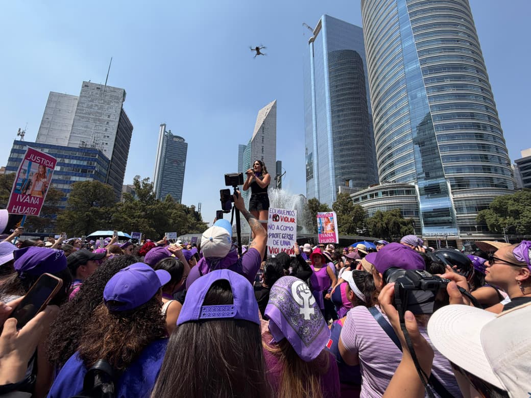 Miles de mujeres partieron desde la Diana Cazadora rumbo al Zócalo capitalino. Brindamos hidratación, sanitarios móviles y acompañamiento de Protección Civil durante la jornada. Esta marcha no es de un partido, no es de un gobierno. Esta marcha es de todas las mujeres, afirmé.