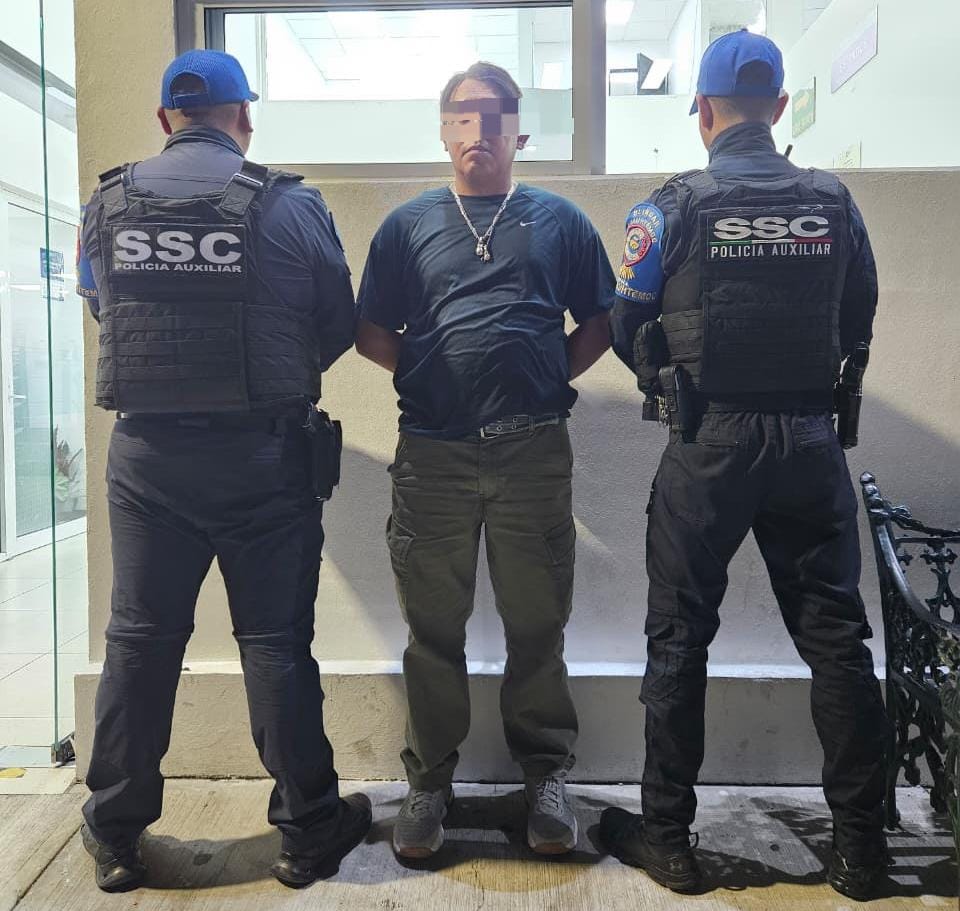 POLICÍA AUXILIAR DE BLINDAR CUAUHTÉMOC ASEGURA A HOMBRE POR ROBO A CASA HABITACIÓN EN ROMA NORTE; RECUPERAN 31 PIEZAS DE ARTE CON VALOR APROXIMADO DE 500 MIL PESOS