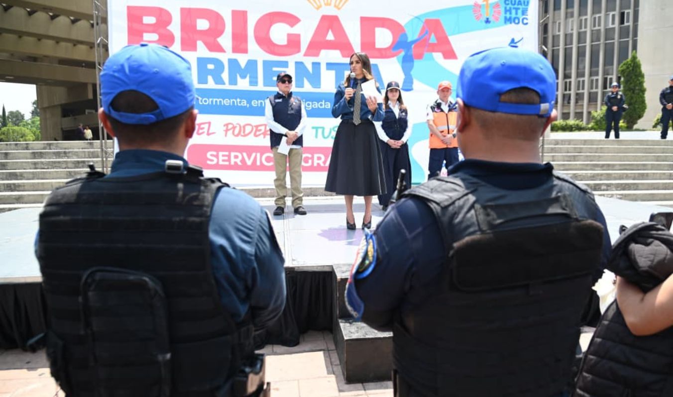ALE ROJO DE LA VEGA DA EL BANDERAZO A BRIGADA TORMENTA, EQUIPO QUE PREVIENE Y ATIENDE EMERGENCIAS POR LLUVIAS