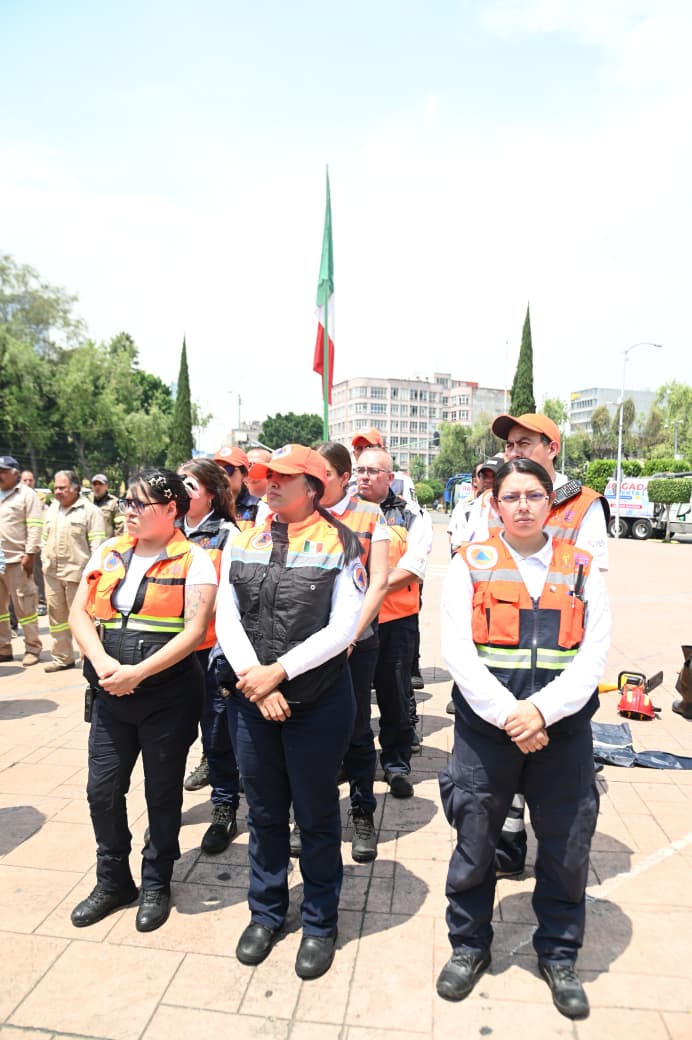 ALE ROJO DE LA VEGA DA EL BANDERAZO A BRIGADA TORMENTA, EQUIPO QUE PREVIENE Y ATIENDE EMERGENCIAS POR LLUVIAS
