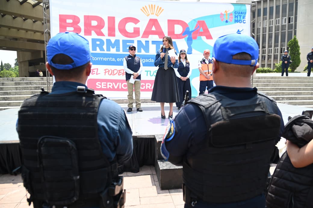 ALE ROJO DE LA VEGA DA EL BANDERAZO A BRIGADA TORMENTA, EQUIPO QUE PREVIENE Y ATIENDE EMERGENCIAS POR LLUVIAS