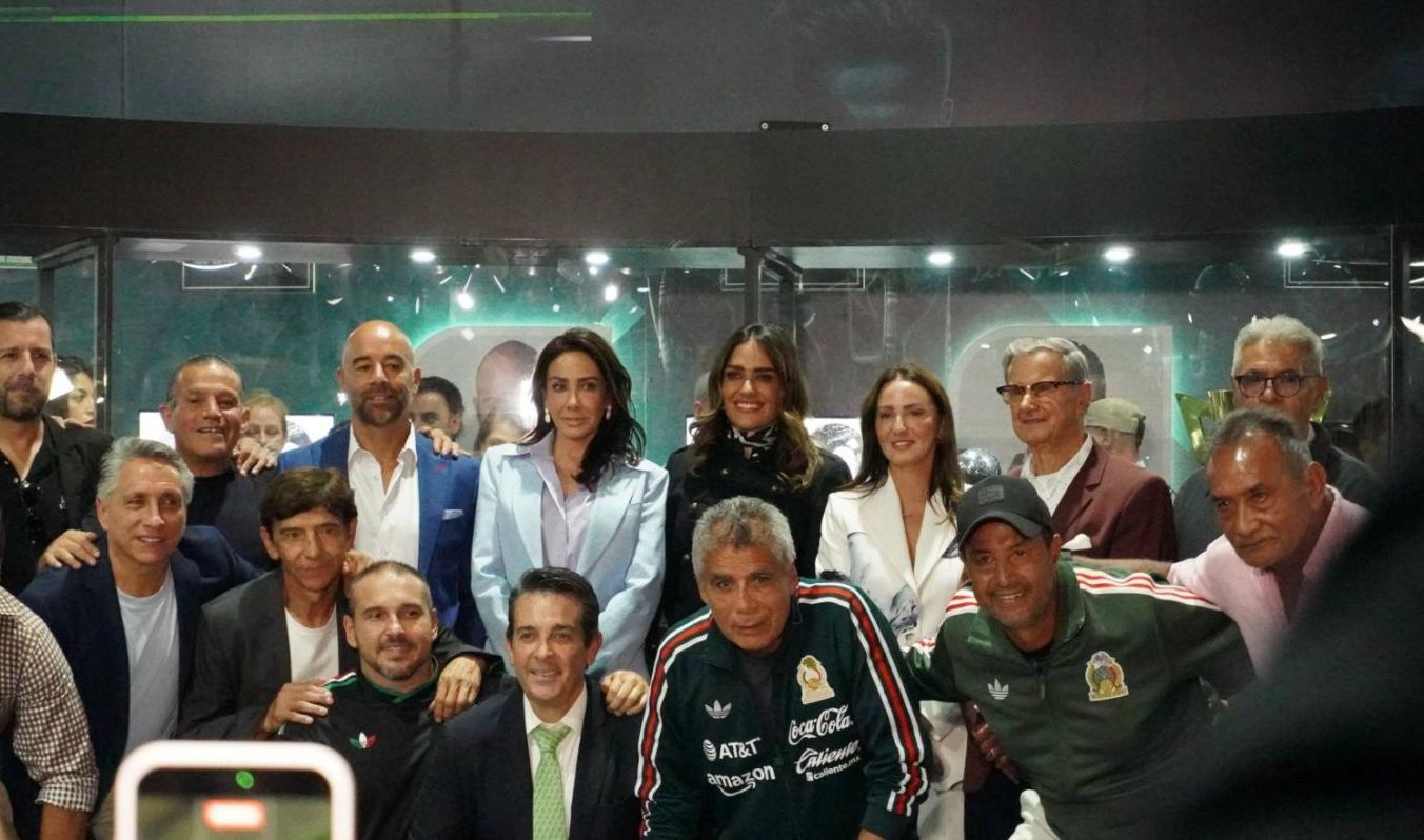 ALE ROJO DE LA VEGA INAUGURA EXPOSICIÓN FUTBOLERA JUNTO A LEYENDAS DEL BALOMPIÉ NACIONAL