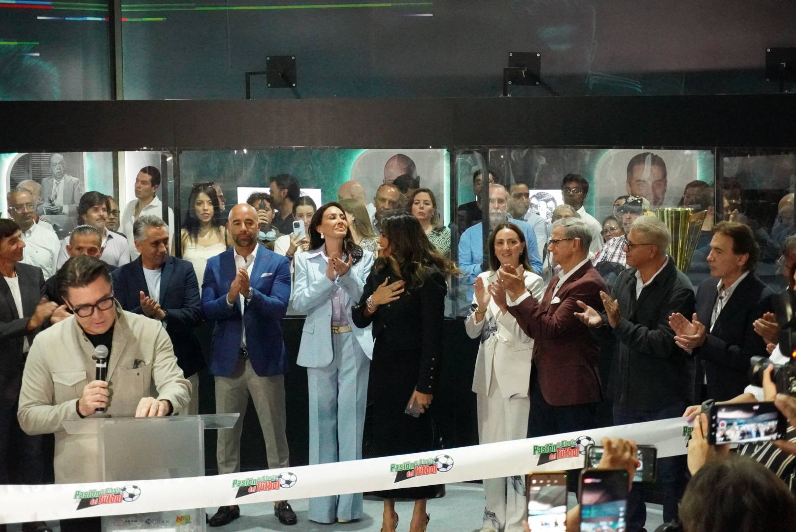 ALE ROJO DE LA VEGA INAUGURA EXPOSICIÓN FUTBOLERA JUNTO A LEYENDAS DEL BALOMPIÉ NACIONAL