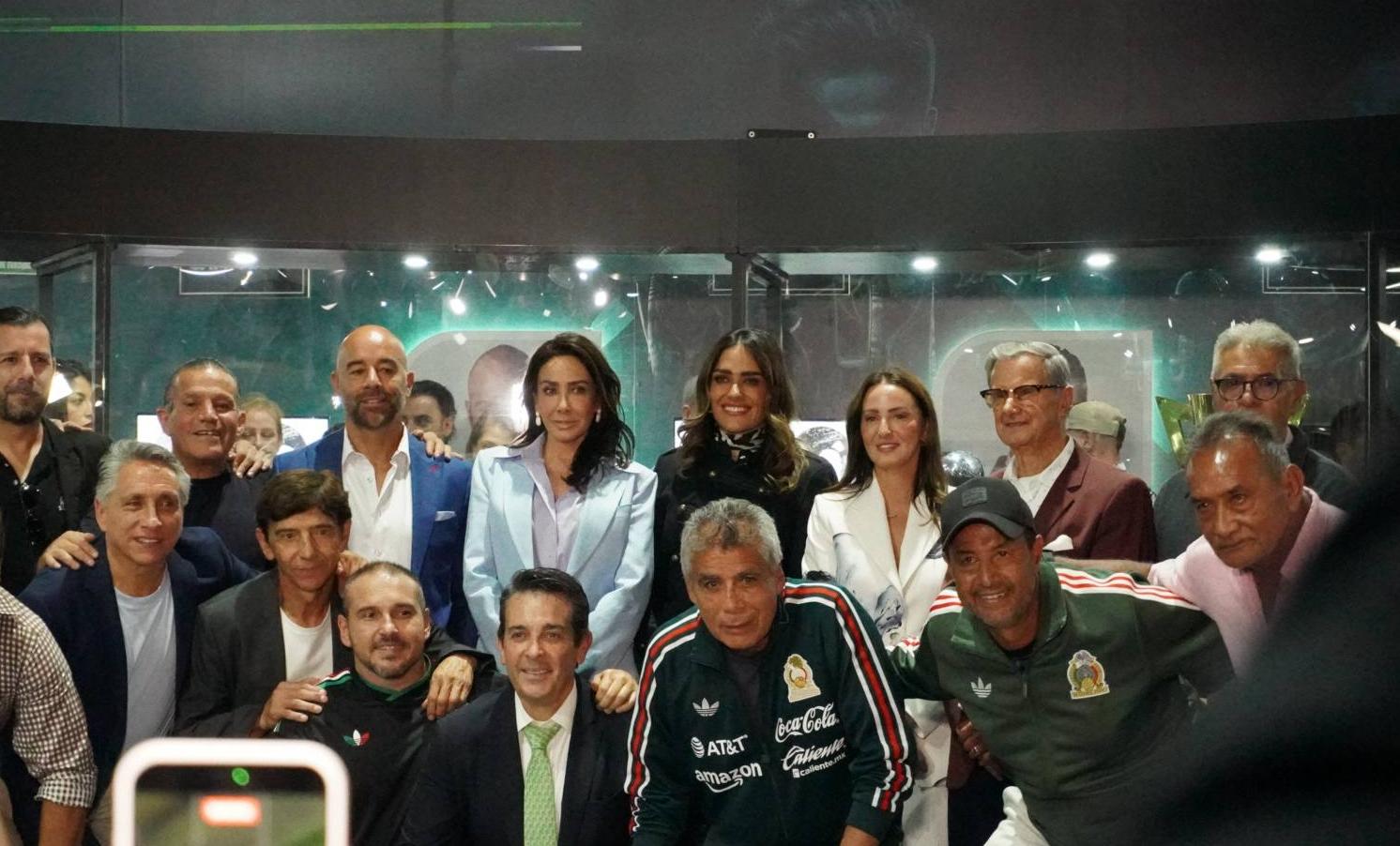 ALE ROJO DE LA VEGA INAUGURA EXPOSICIÓN FUTBOLERA JUNTO A LEYENDAS DEL BALOMPIÉ NACIONAL