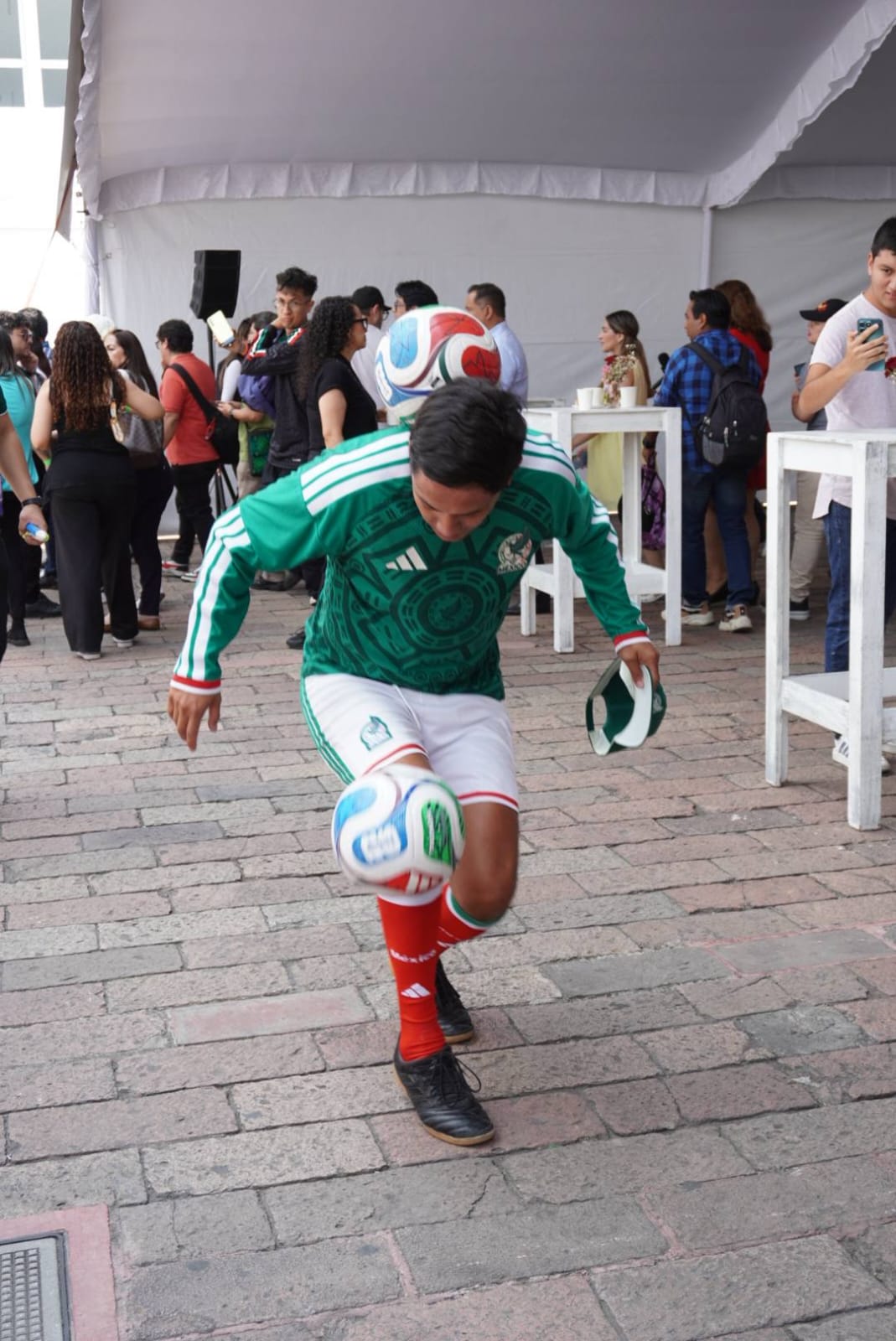 ALE ROJO DE LA VEGA INAUGURA EXPOSICIÓN FUTBOLERA JUNTO A LEYENDAS DEL BALOMPIÉ NACIONAL