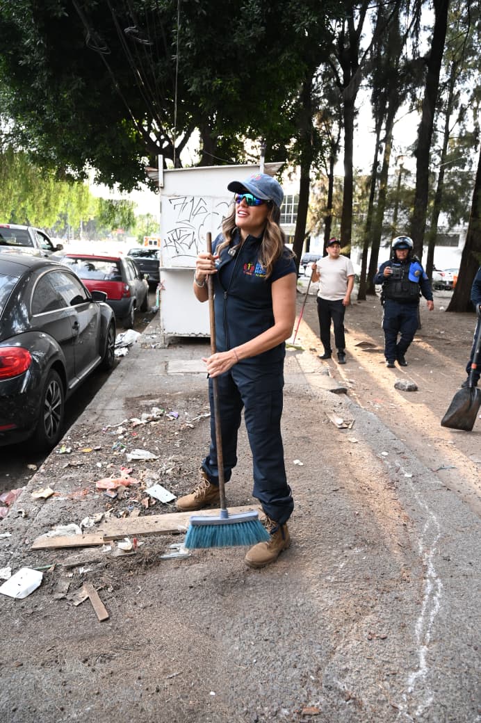 ALE ROJO DE LA VEGA ENCABEZA OPERATIVO PARA LIBERAR ESPACIO PÚBLICO EN PERALVILLO