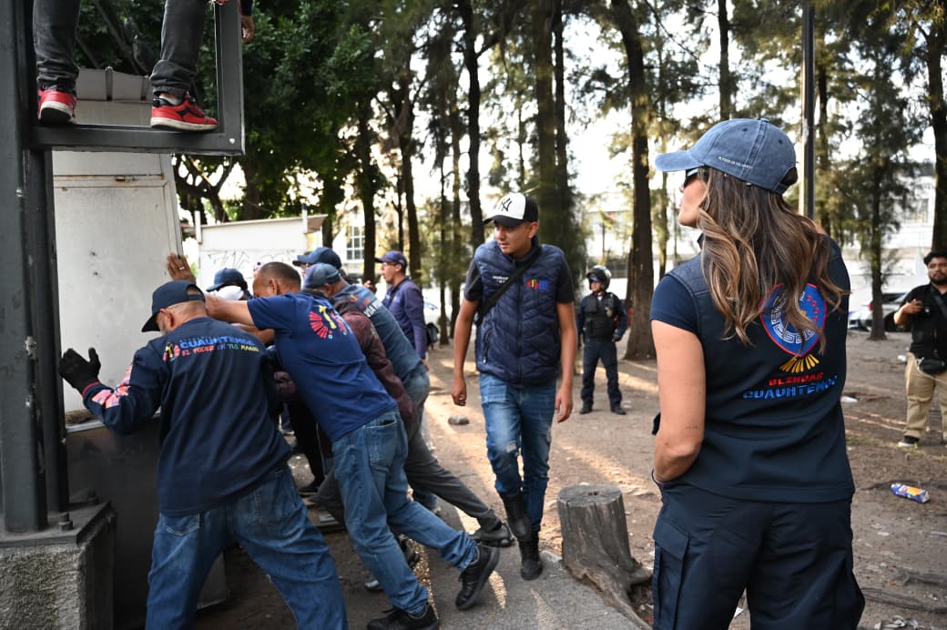 ALE ROJO DE LA VEGA ENCABEZA OPERATIVO PARA LIBERAR ESPACIO PÚBLICO EN PERALVILLO
