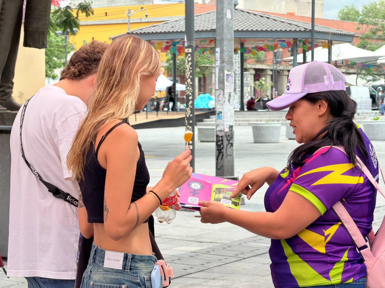VOLUNTARIOS ACERCAN INFORMACIÓN TURÍSTICA Y SERVICIOS DE CUAUHTÉMOC A VISITANTES Y VECINOS