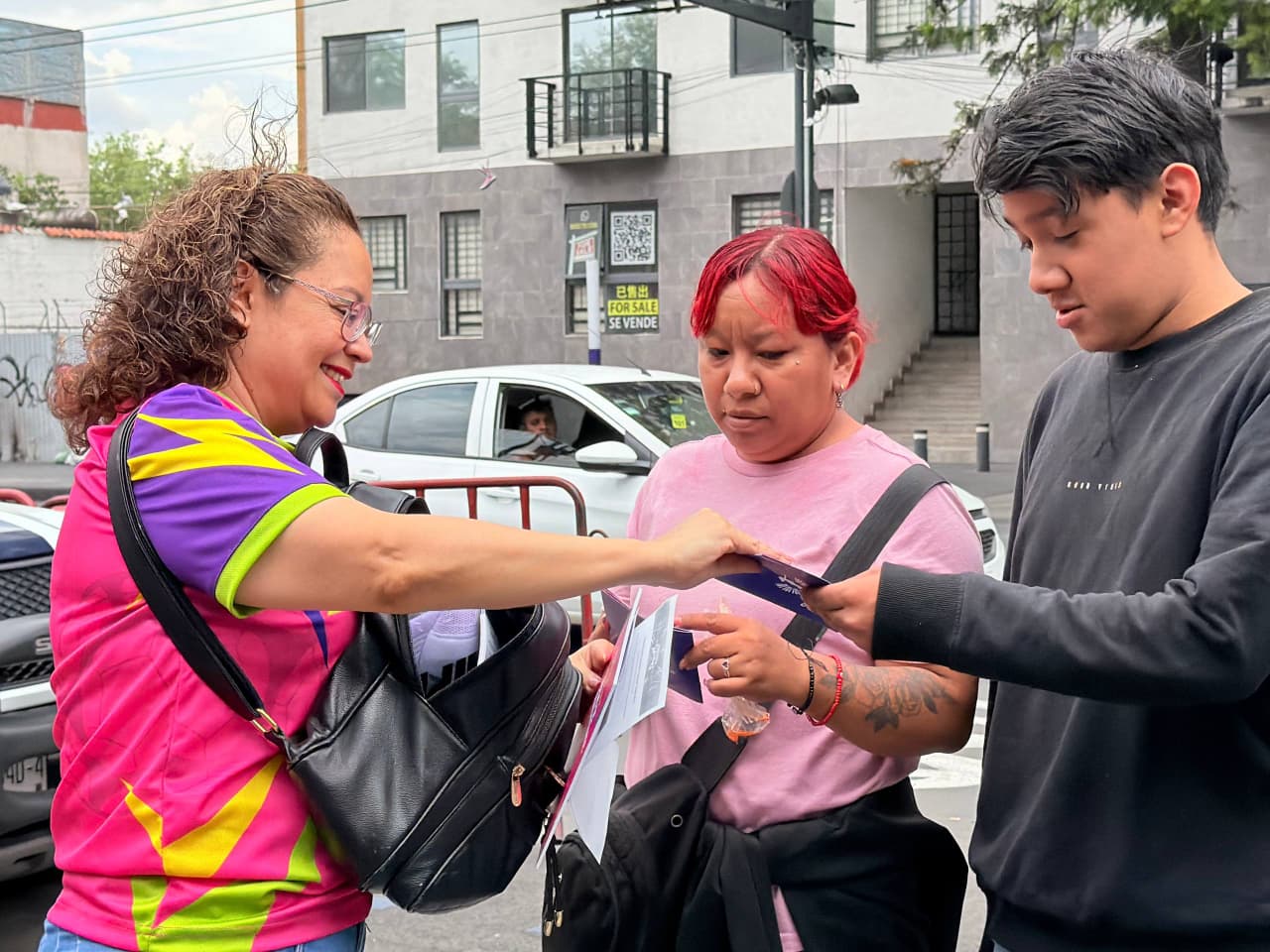 VOLUNTARIOS ACERCAN INFORMACIÓN TURÍSTICA Y SERVICIOS DE CUAUHTÉMOC A VISITANTES Y VECINOS