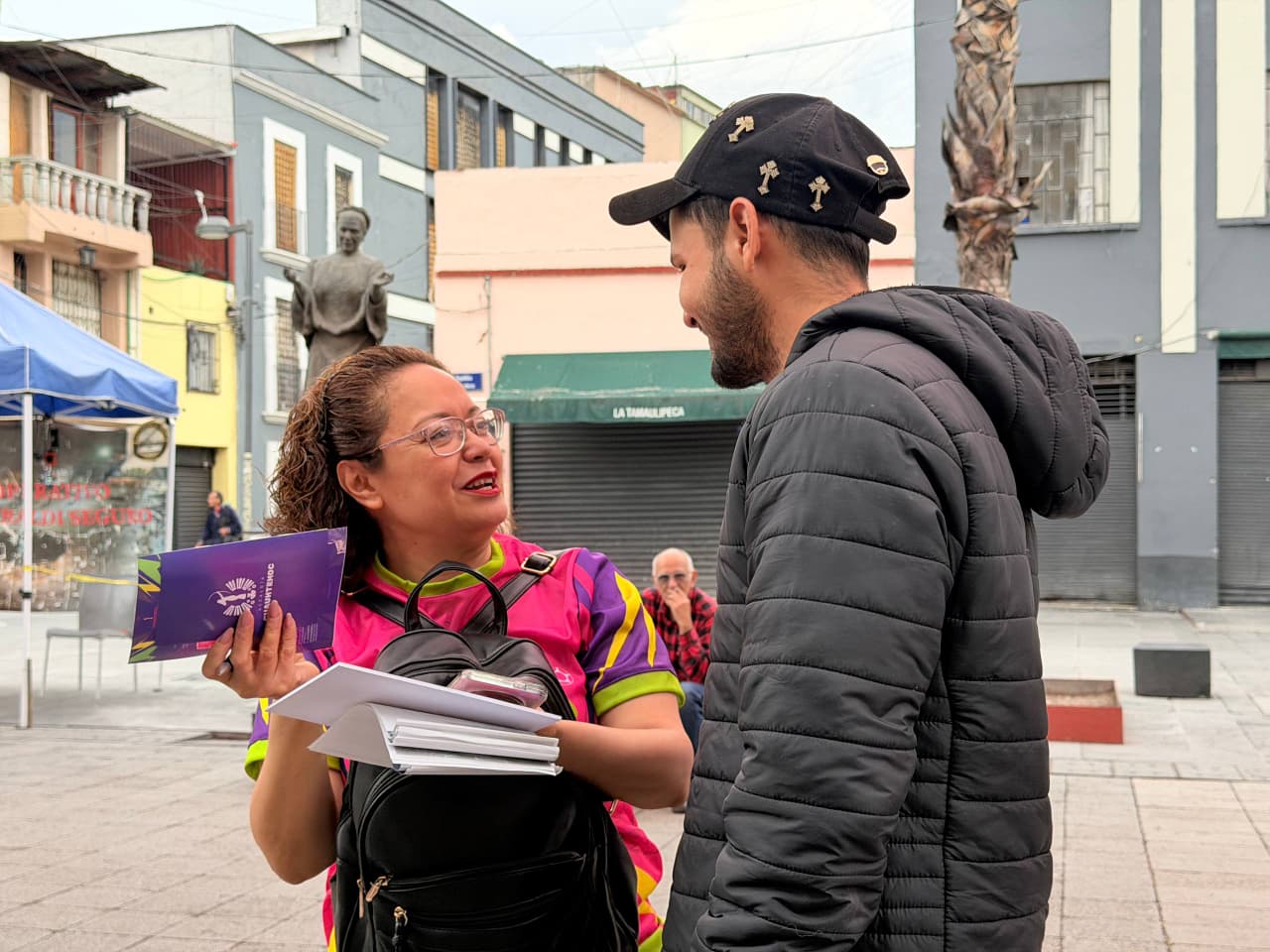 VOLUNTARIOS ACERCAN INFORMACIÓN TURÍSTICA Y SERVICIOS DE CUAUHTÉMOC A VISITANTES Y VECINOS