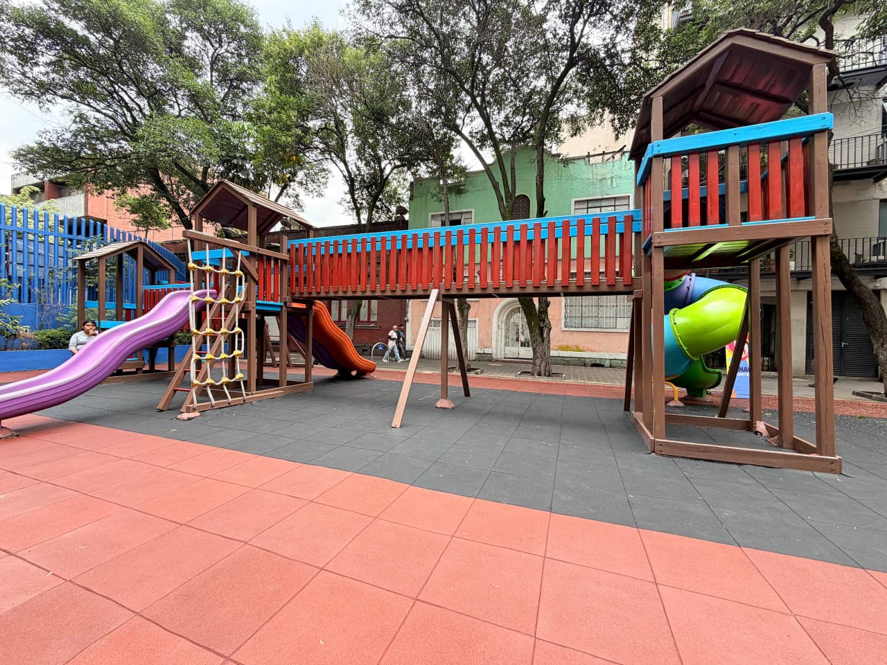 RENACE CUAUHTÉMOC RECUPERA LA ZONA DE JUEGOS INFANTILES DE LA PLAZA GIORDANO BRUNO