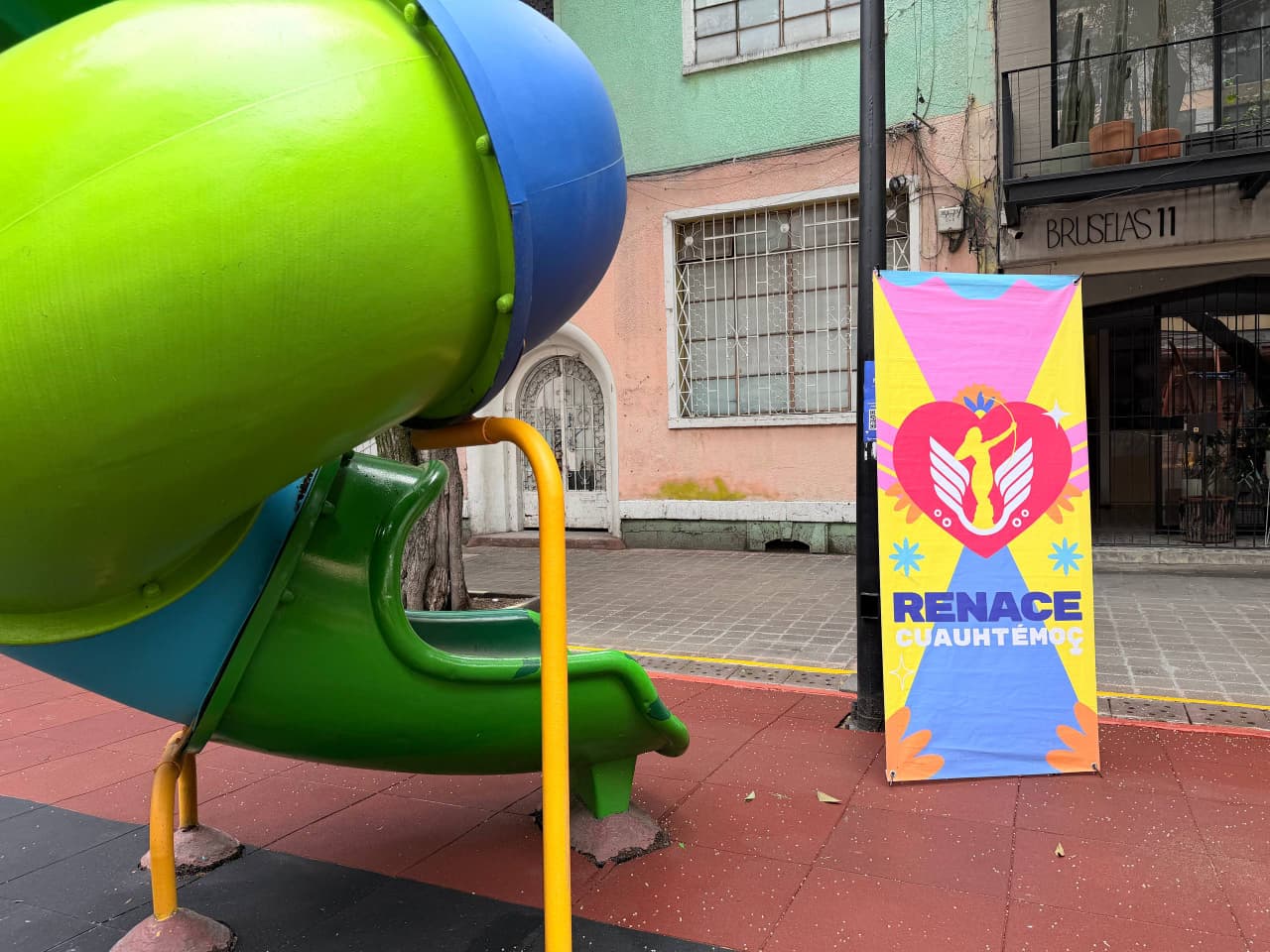 RENACE CUAUHTÉMOC RECUPERA LA ZONA DE JUEGOS INFANTILES DE LA PLAZA GIORDANO BRUNO