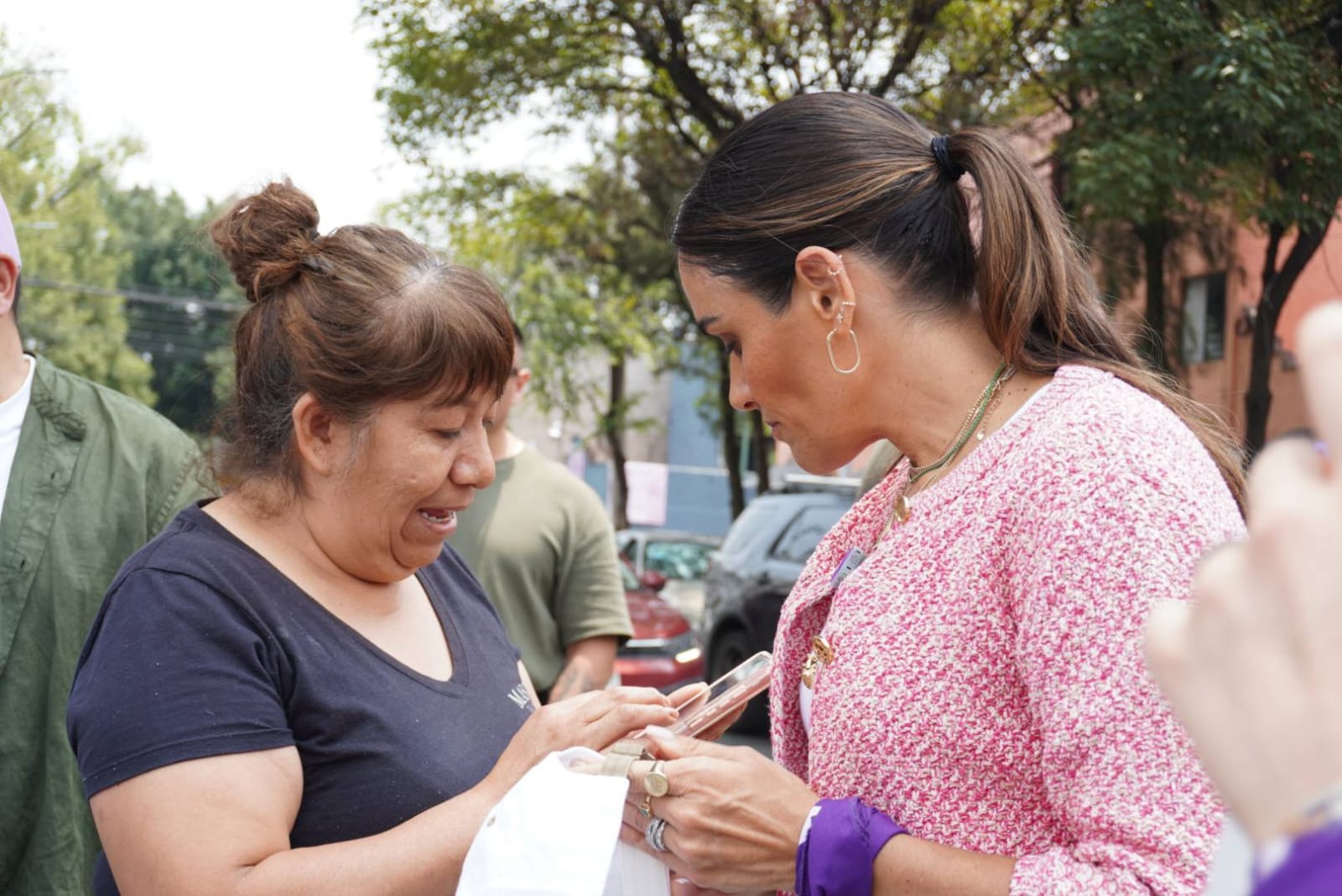 BRIGADA VIOLETA RECORRE LA COLONIA OBRERA Y REFUERZA EL APOYO A MUJERES EN CUAUHTÉMOC