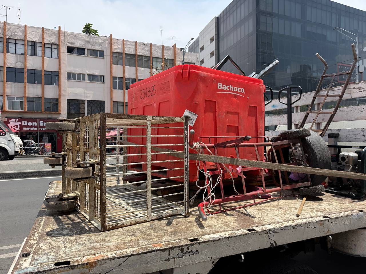 OPERATIVO EN LA COLONIA CENTRO RECUPERA BANQUETAS PARA EL TRÁNSITO PEATONAL
