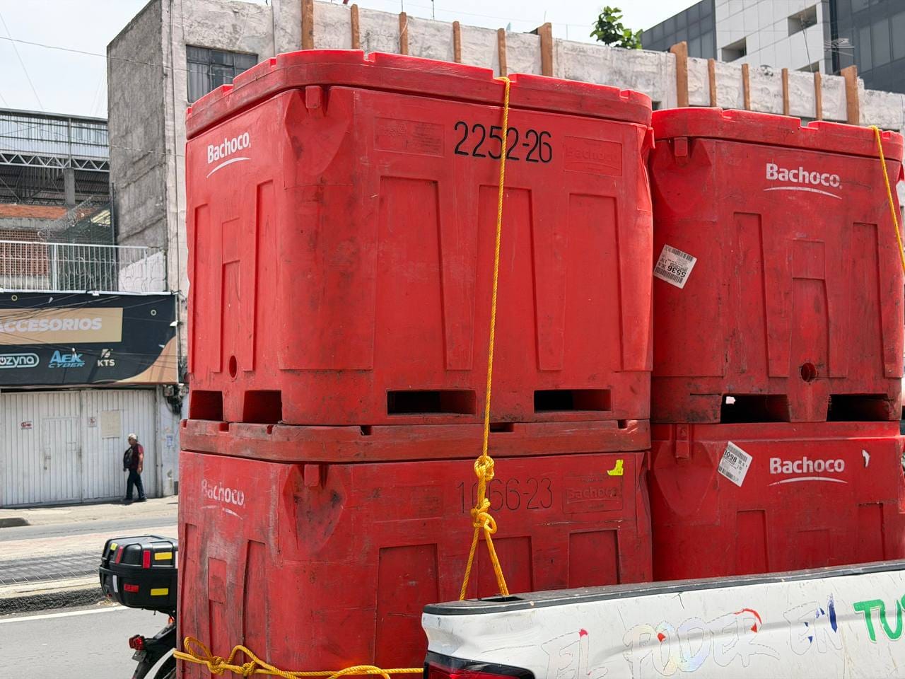 OPERATIVO EN LA COLONIA CENTRO RECUPERA BANQUETAS PARA EL TRÁNSITO PEATONAL