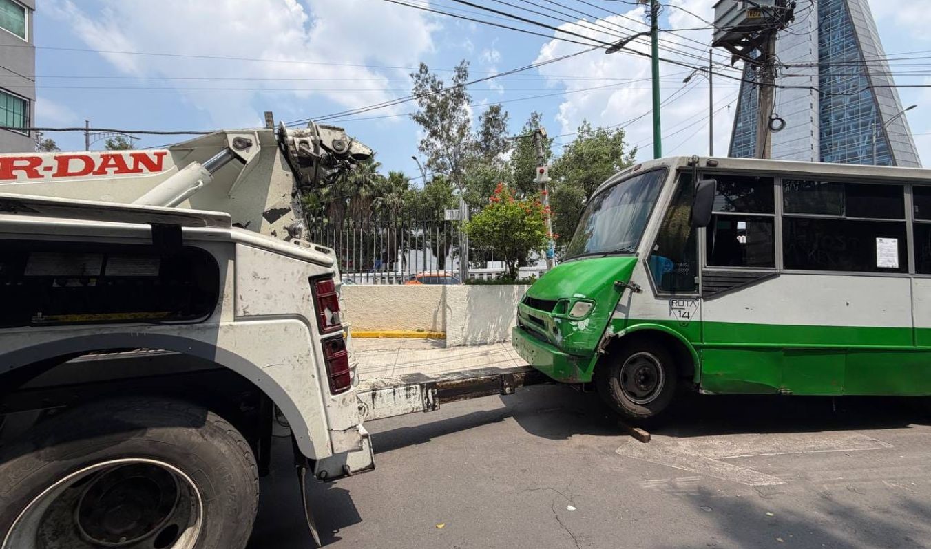 ALCALDÍA CUAUHTÉMOC RETIRA CUATRO VEHÍCULOS EN ESTADO DE ABANDONO PARA RECUPERAR EL ESPACIO PÚBLICO
