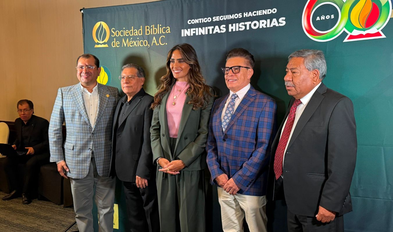 ALE ROJO DE LA VEGA RECONOCE EL TRABAJO DE LA SOCIEDAD BÍBLICA EN SU 60 ANIVERSARIO