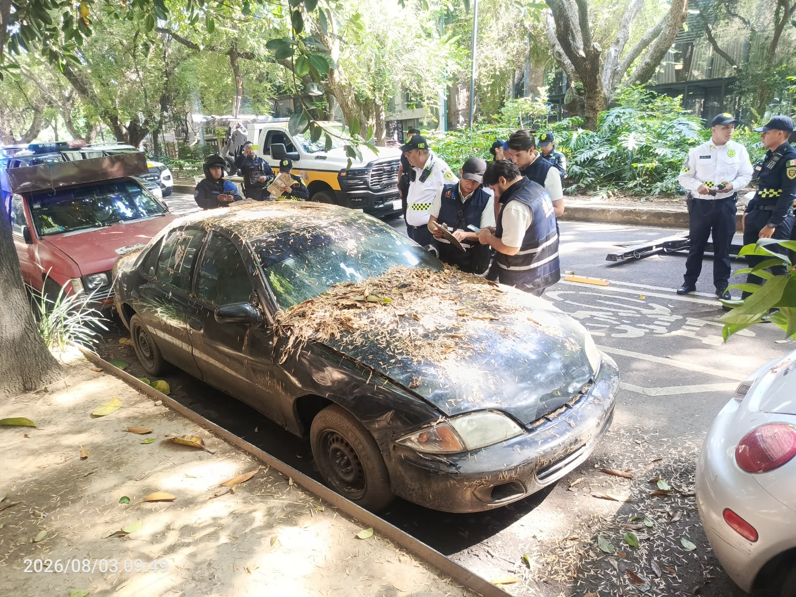 ALE ROJO DE LA VEGA SUPERVISA OPERATIVO DE CHATARRIZACIÓN PARA RECUPERAR ESPACIOS PÚBLICOS EN CUAUHTÉMOC