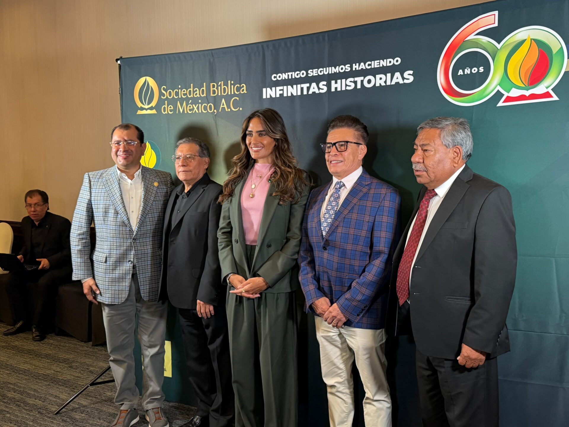 ALE ROJO DE LA VEGA RECONOCE EL TRABAJO DE LA SOCIEDAD BÍBLICA EN SU 60 ANIVERSARIO
