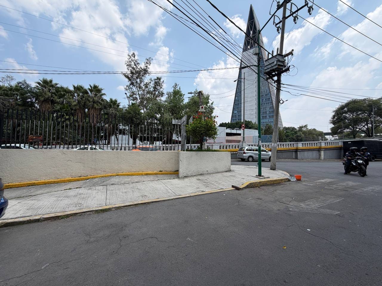 ALCALDÍA CUAUHTÉMOC RETIRA CUATRO VEHÍCULOS EN ESTADO DE ABANDONO PARA RECUPERAR EL ESPACIO PÚBLICO