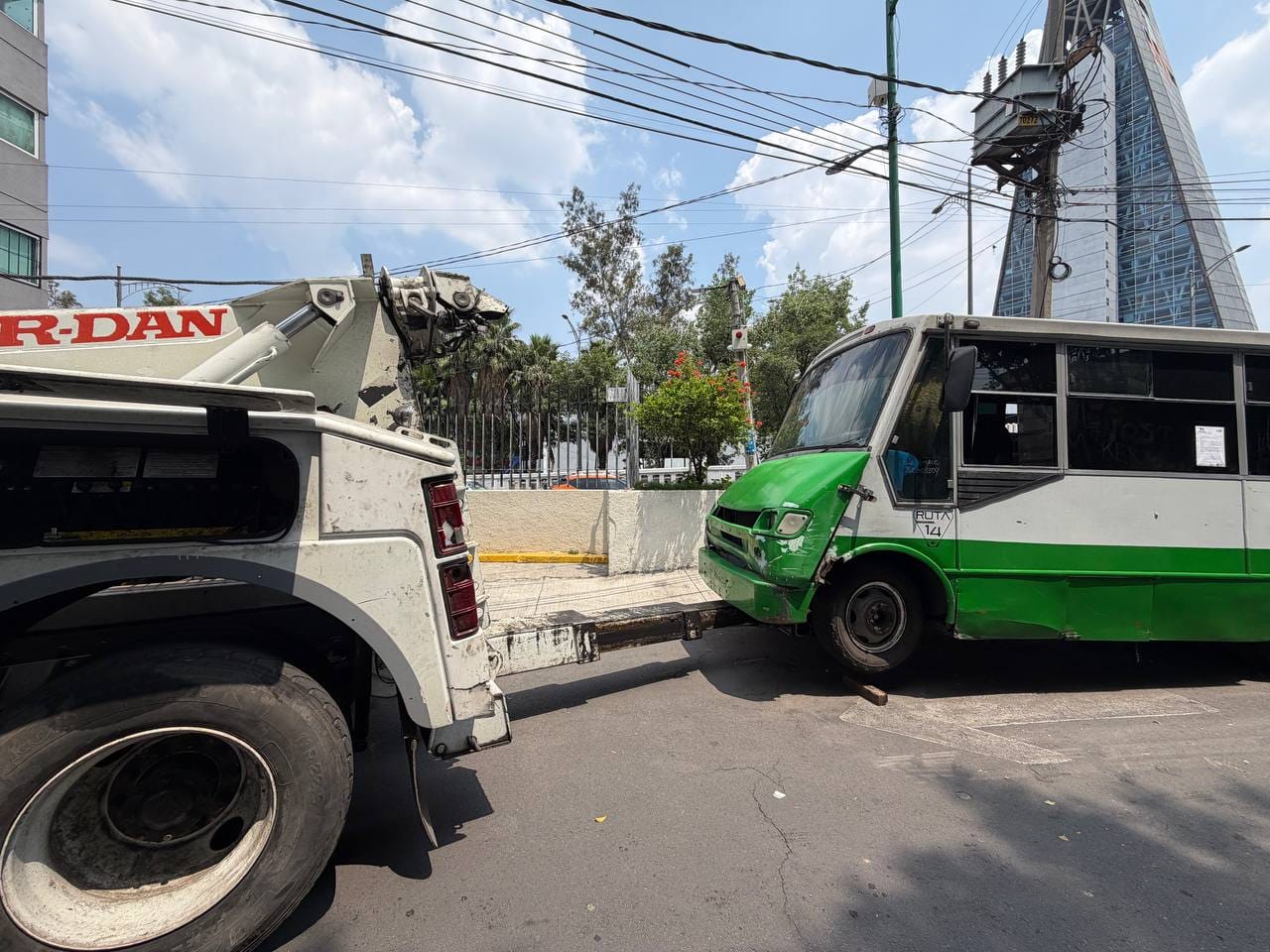ALCALDÍA CUAUHTÉMOC RETIRA CUATRO VEHÍCULOS EN ESTADO DE ABANDONO PARA RECUPERAR EL ESPACIO PÚBLICO
