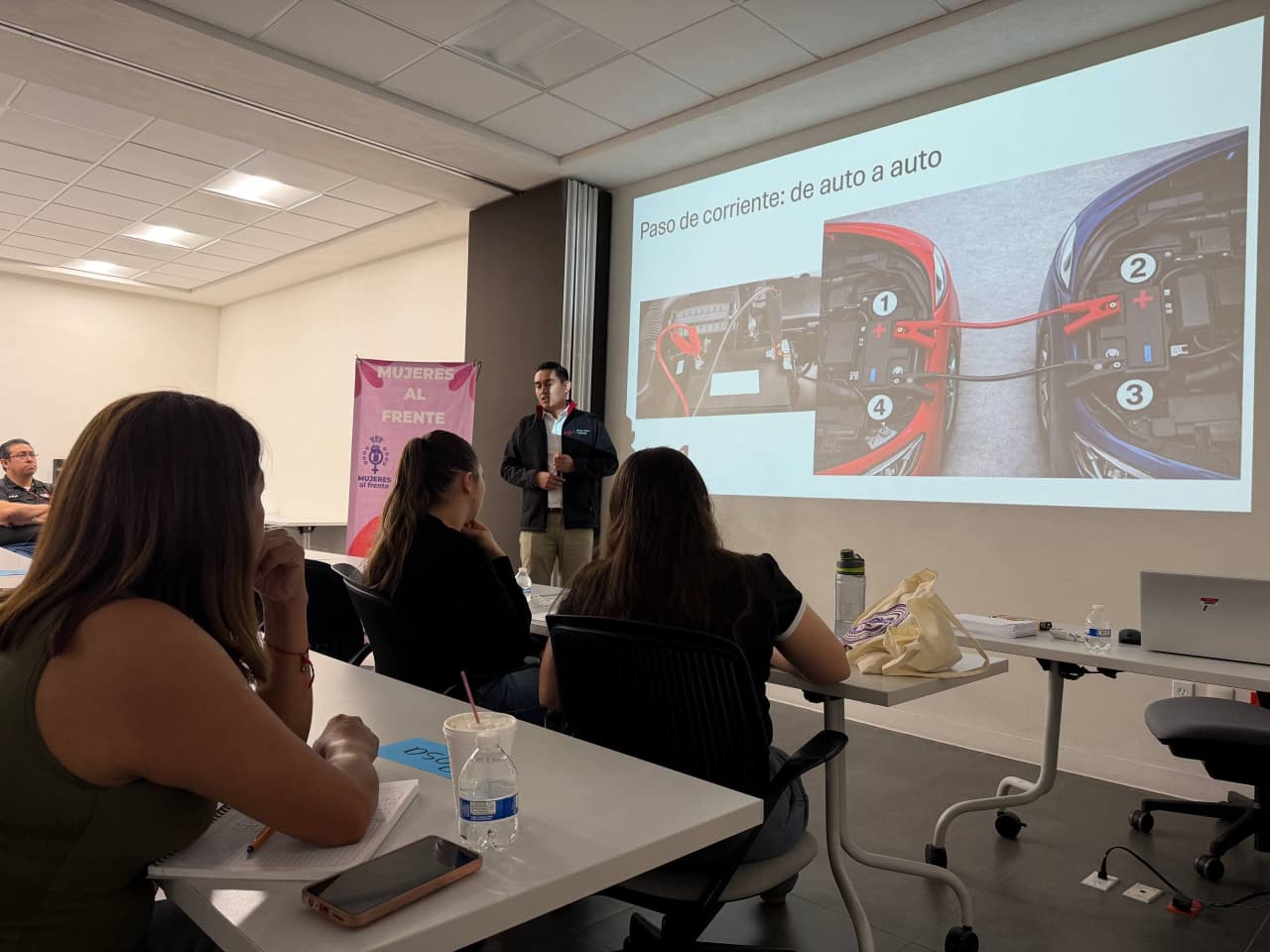 LAS AMAZONAS FORTALECEN SUS CONOCIMIENTOS CON TALLER DE MECÁNICA BÁSICA EN KIA MÉXICO