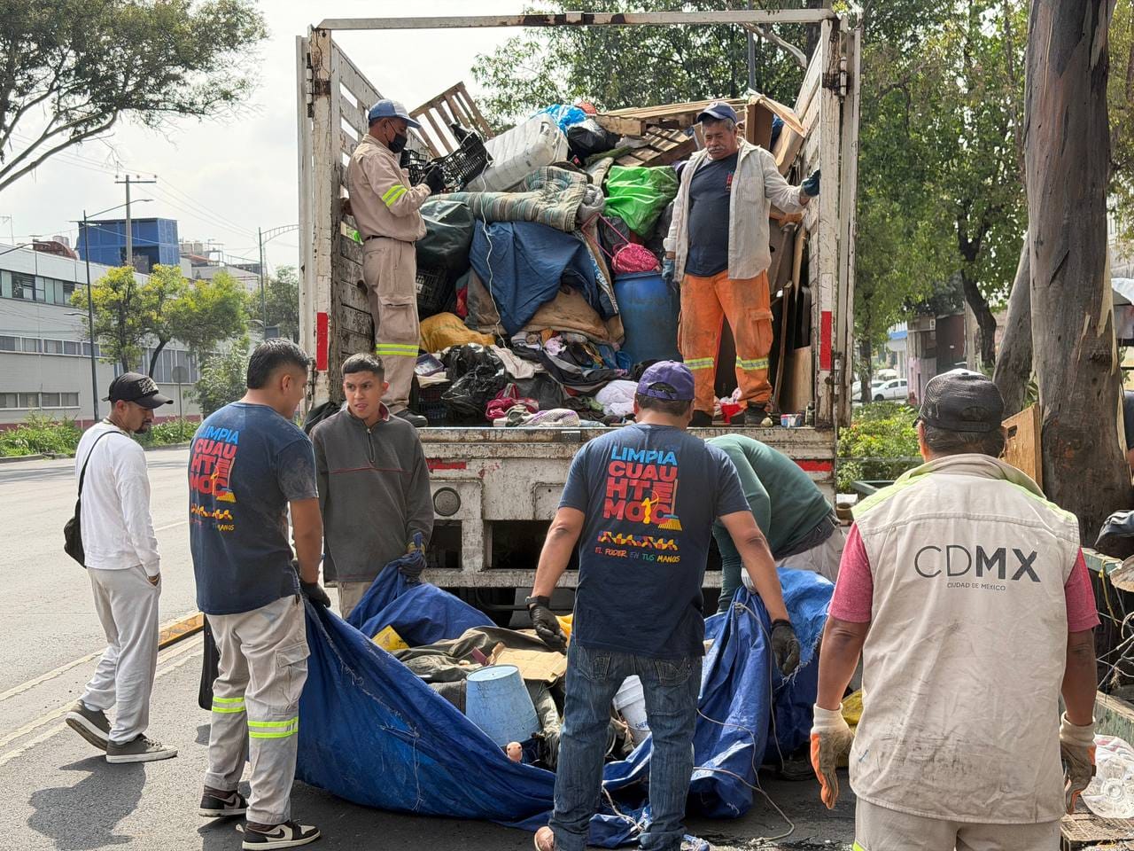 ALCALDÍA CUAUHTÉMOC RETIRA MÁS DE 60 TONELADAS DE TRIQUES Y BASURA DE ESPACIOS PÚBLICOS