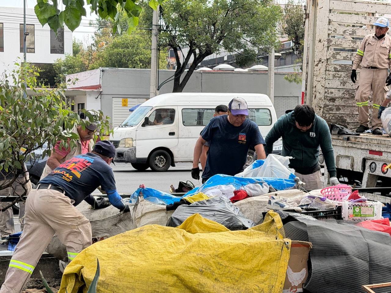 ALCALDÍA CUAUHTÉMOC RETIRA MÁS DE 60 TONELADAS DE TRIQUES Y BASURA DE ESPACIOS PÚBLICOS