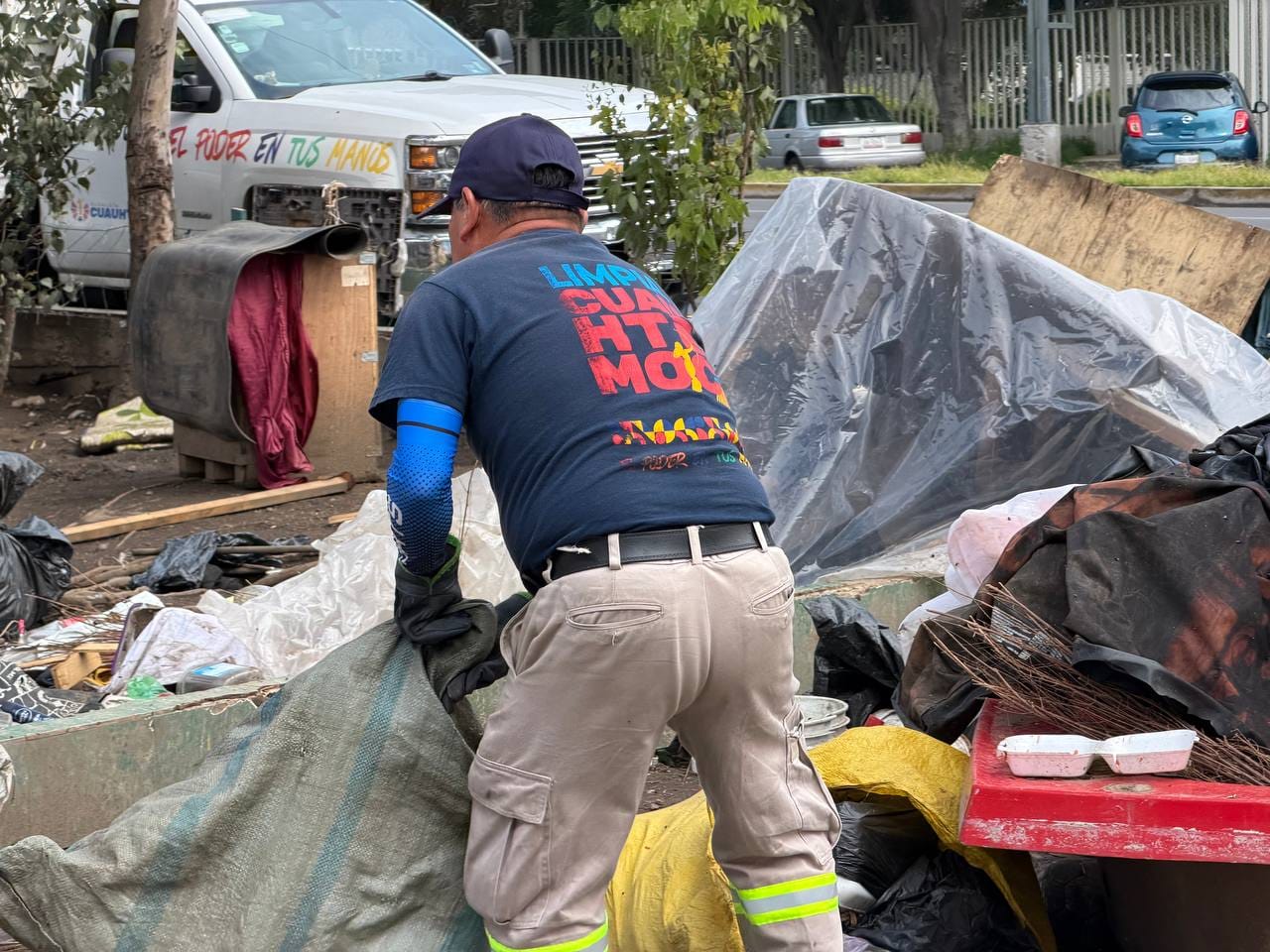 ALCALDÍA CUAUHTÉMOC RETIRA MÁS DE 60 TONELADAS DE TRIQUES Y BASURA DE ESPACIOS PÚBLICOS
