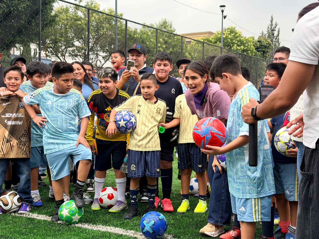 ALCALDÍA CUAUHTÉMOC ENTREGA REHABILITACIÓN DE CANCHA EN EL PARQUE GILBERTO OWEN Y ANUNCIA CLASES GRATUITAS DE BOX